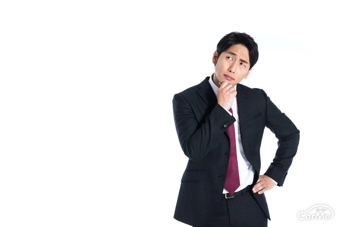 疑問に思う男性