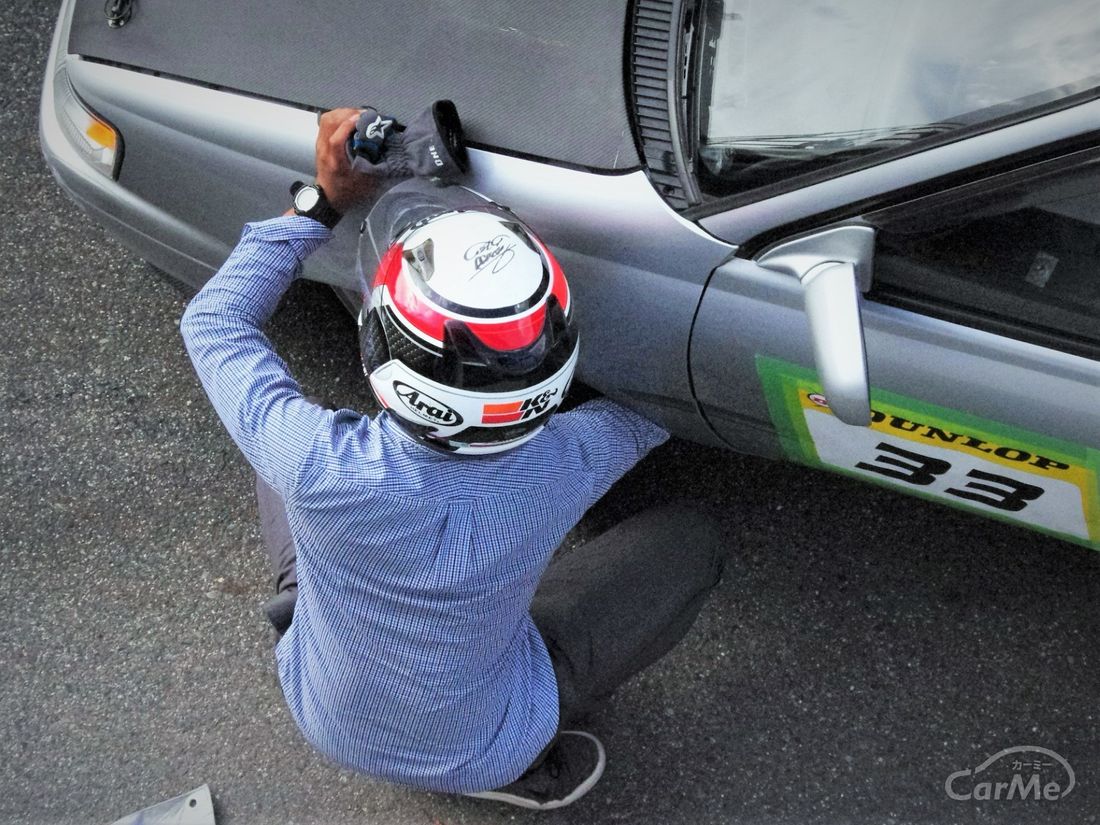 気分はレーサー 一般道でヘルメットを着用して車を運転してもいい By 車選びドットコム
