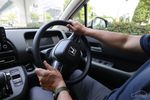 「送りハンドル」はなぜダメ？ 正しいハンドル操作と安全運転のポイント