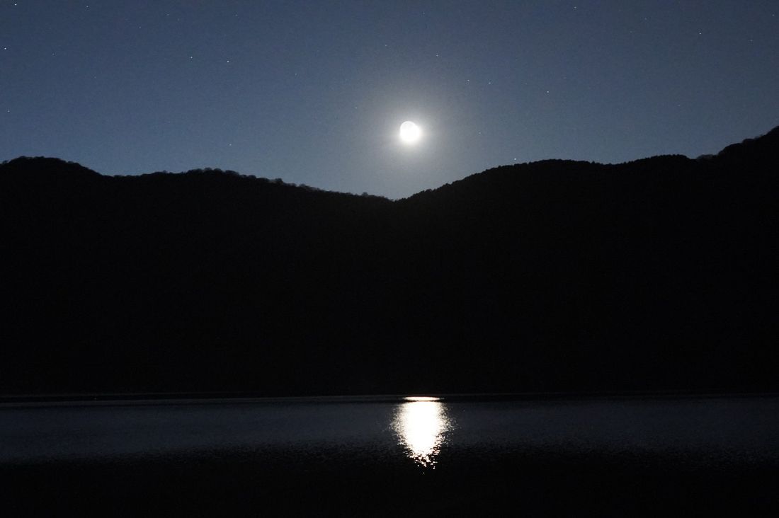 秋の夜長に想いを馳せる 芦ノ湖畔で絶景お月見