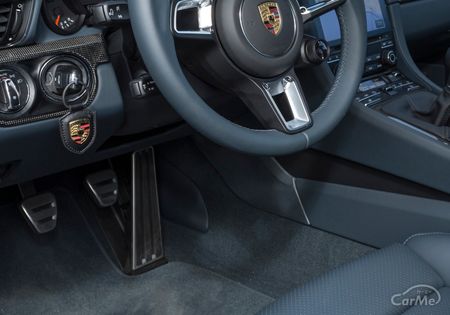 ポルシェが採用するオルガンペダルのメリット デメリット 車ニュース 中古車情報 中古車検索なら 車選びドットコム 車選び Com