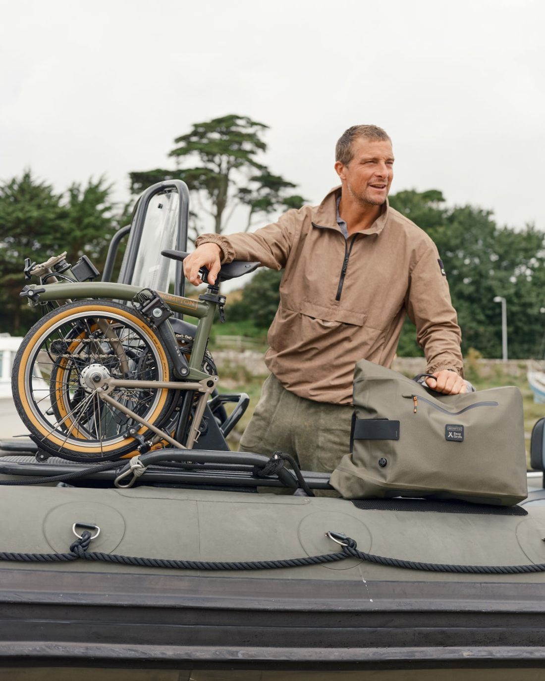 英折りたたみ自転車ブロンプトンが、イギリスの冒険家ベア・グリルスとのコラボレーションモデルを発表