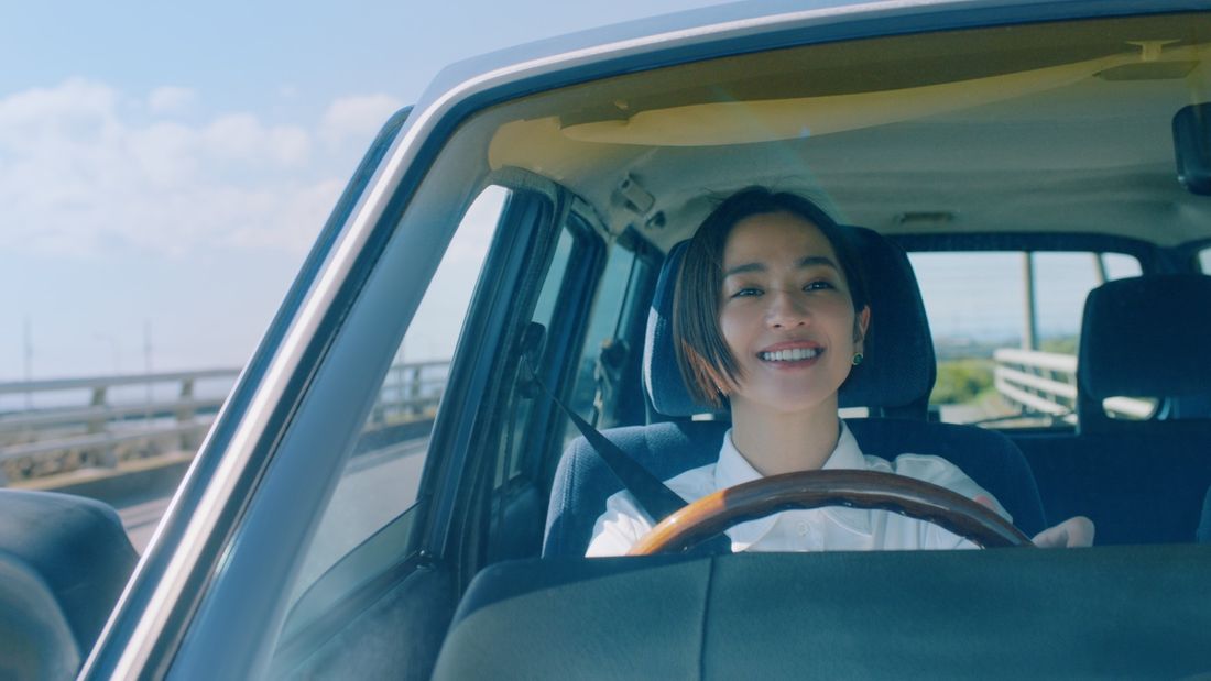 女優の中村アンさんが出演するユピテルのドラレコtv Cm 登場する青いクルマは By 車選びドットコム