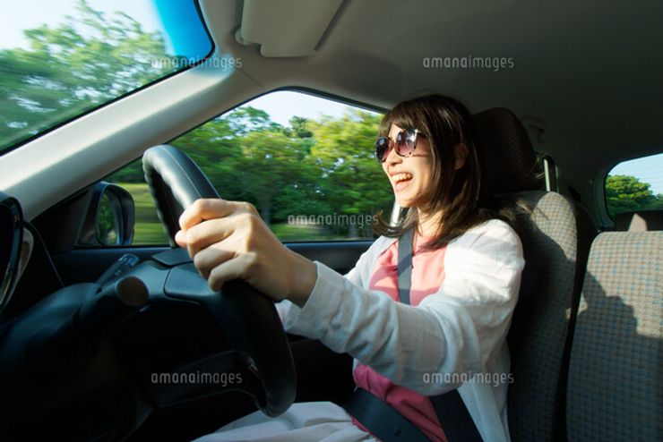 歌う運転手