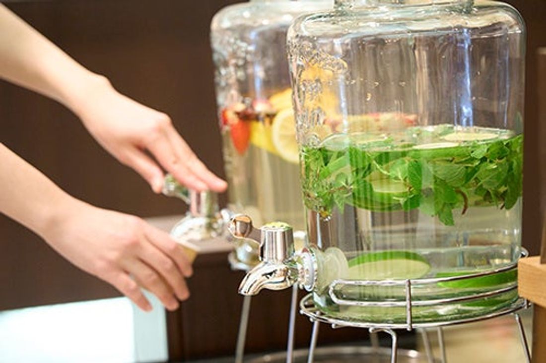 【ホテルグランヴィア和歌山】「涼」を感じるおもてなし “紀州漆器”の技法で色付けされた「かいなん夢風鈴」の設置、打ち水…