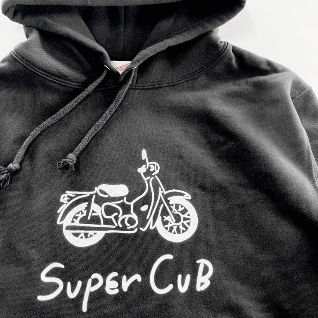 手描きタッチのスーパーカブ・パーカーが登場