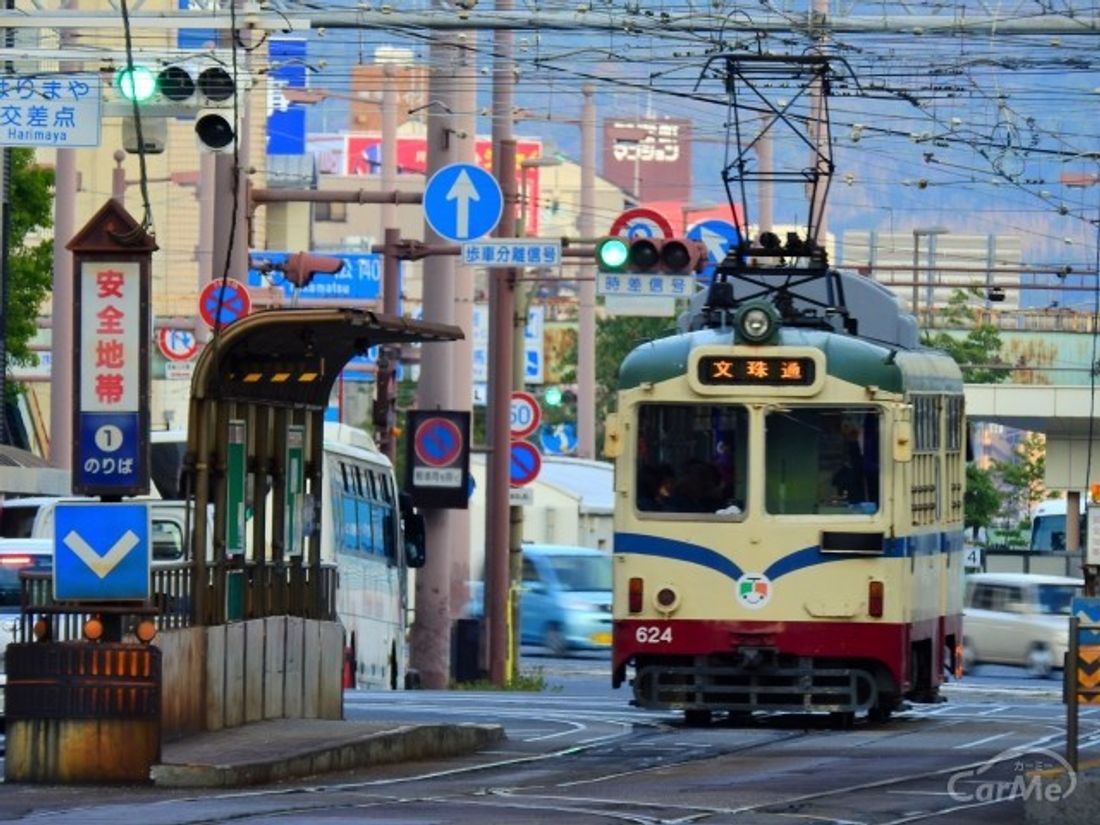 路面電車の軌道がある道路の正しい運転方法