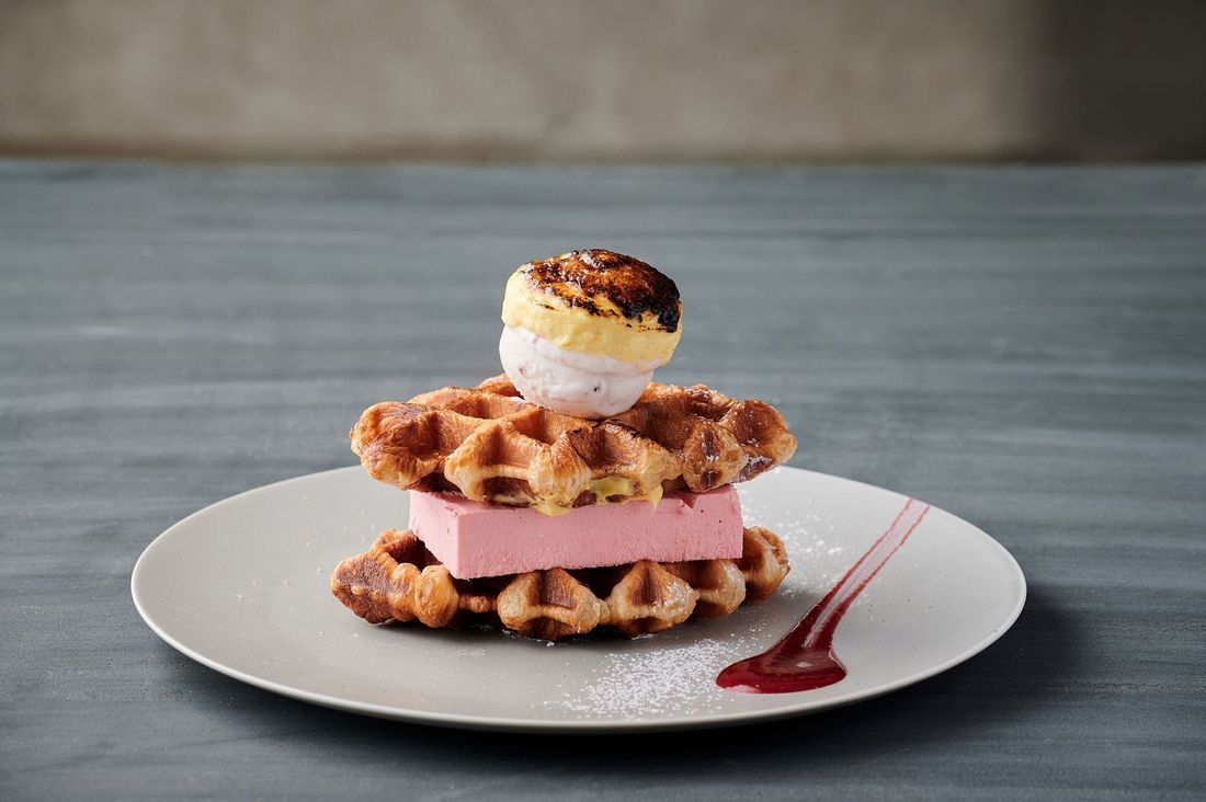 『炙り クロッフルチーズケーキサンド~苺尽くし~』が新登場