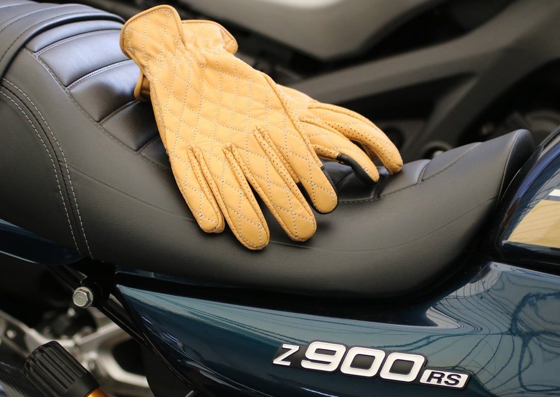 女性向けバイク用品を扱う通販サイト「レディースバイク用品店Baico」初のプライベートブランド“MOTOVENUS(モトヴィーナス)”を発表。第1弾はステッチが映える「レディースレザーグローブ」