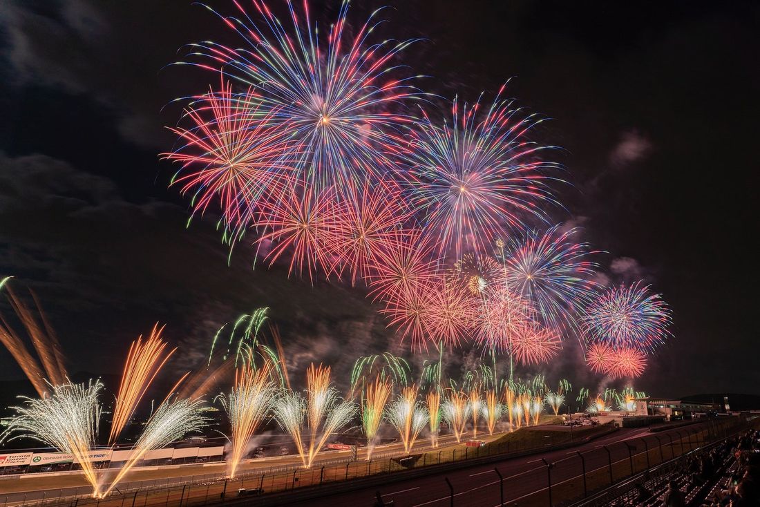 1.5km日本最大級のワイド感!空いっぱい広がる花火に包まれるような体験を 「富士山花火 vs スピードウェイ 202…