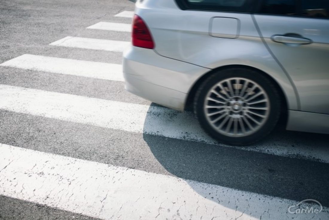 信号機のない横断歩道での対人事故 やはりクルマは100 の過失になるのか By 車選びドットコム