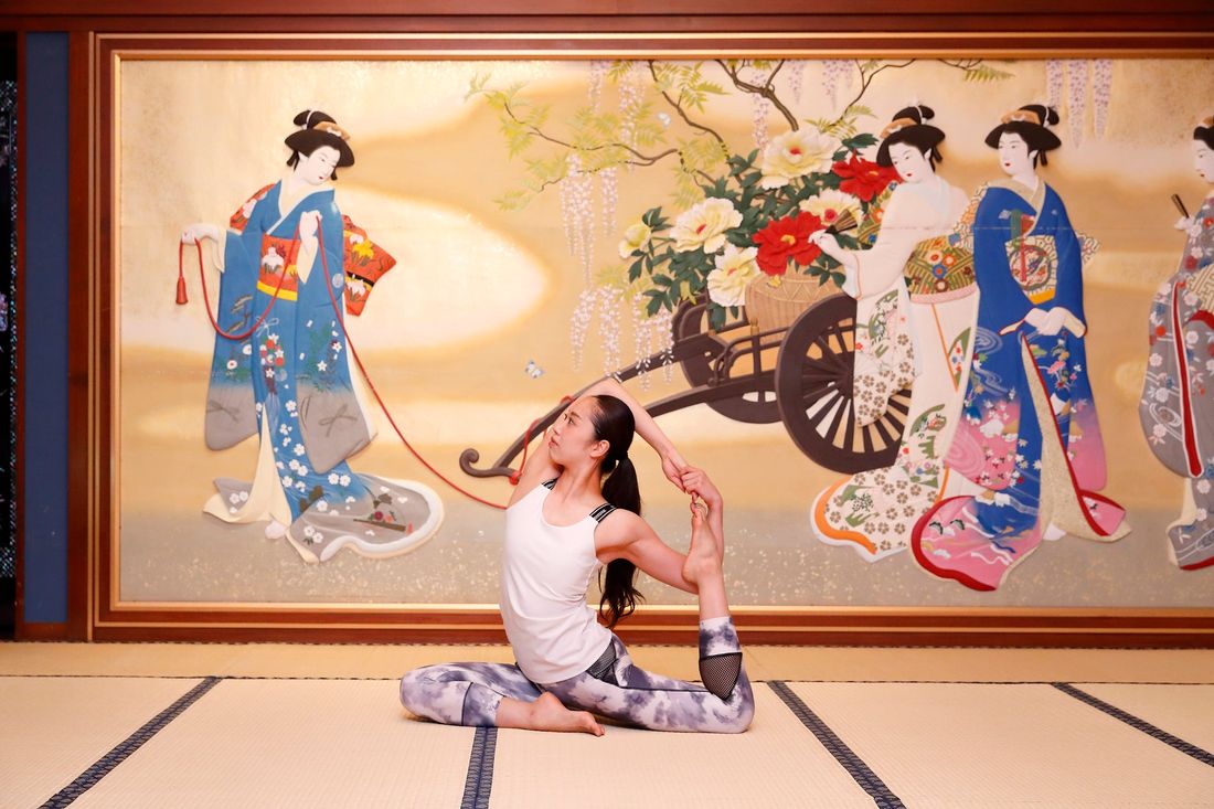アートに囲まれる非日常で心と身体を解き放つ「モーニングヨガ」