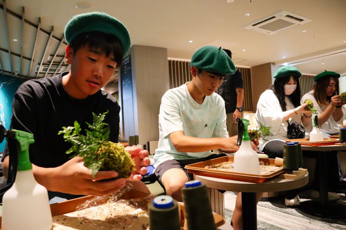 【星野リゾート 奥入瀬渓流ホテル】8月10日「苔の日」に、苔を通して地域の観光を支えてきた事業者の取り組みを、地元の中…