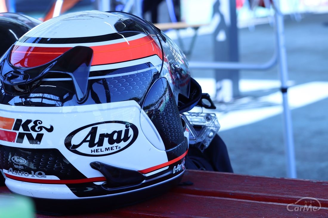 気分はレーサー 一般道でヘルメットを着用して車を運転してもいい By 車選びドットコム 気分はレーサー 一般道でヘルメットを着用して車を運転してもいい By 車選びドットコム