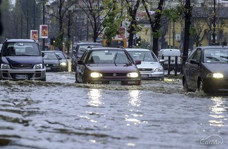 大雨による水害から愛車を守る