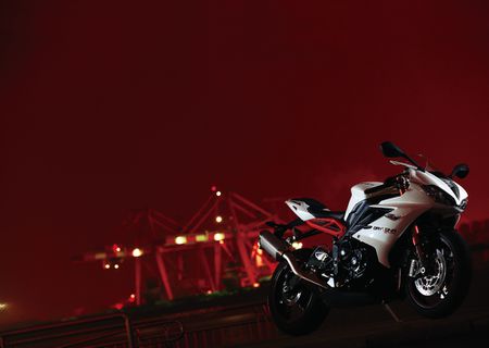 アヘッド 熟成の域に達した3気筒の雄 Triumph DAYTONA 675R