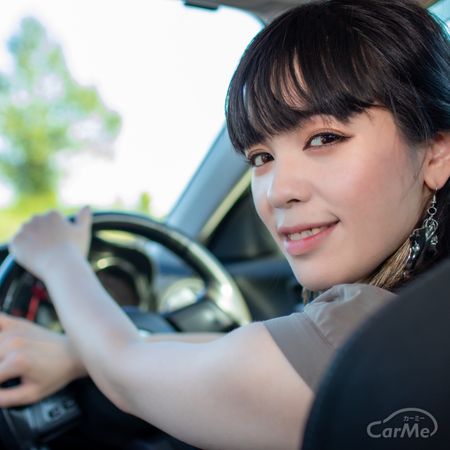 車を運転する女性