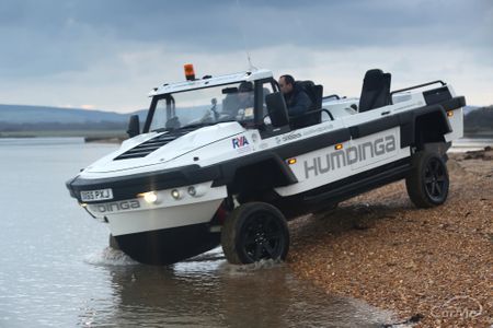 夏のレジャーで乗りたい イギリス生まれの水陸両用車