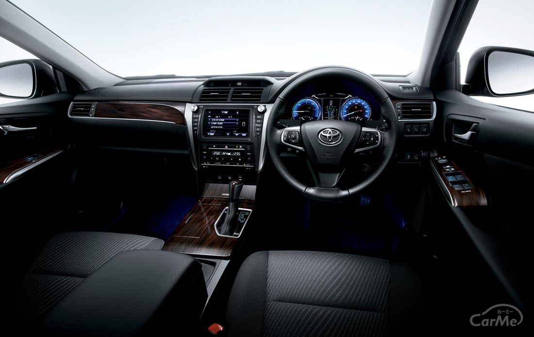 トヨタのミドルサイズセダン カムリとマークx それぞれの特徴は