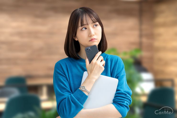 悩む女性