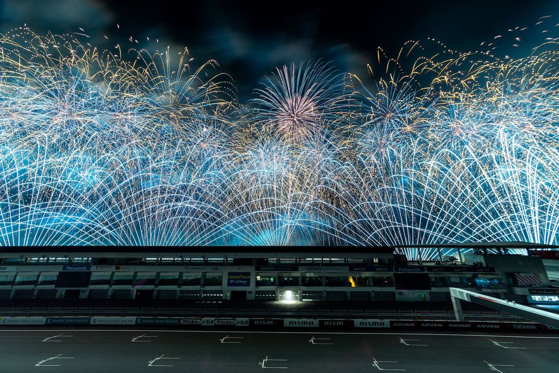 1.5km日本最大級のワイド感!空いっぱい広がる花火に包まれるような体験を 「富士山花火 vs スピードウェイ 202…