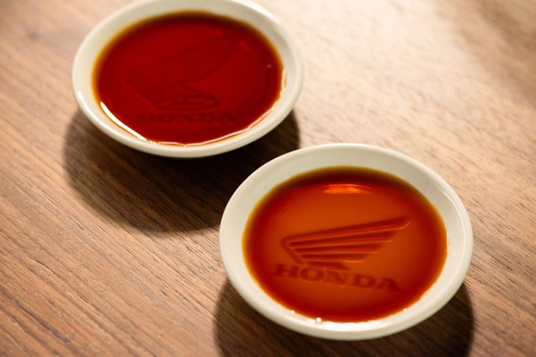 【ロゴが浮かび上がる!】HONDAのウイングマークしょうゆ皿が予約販売開始。(2024年3月~)