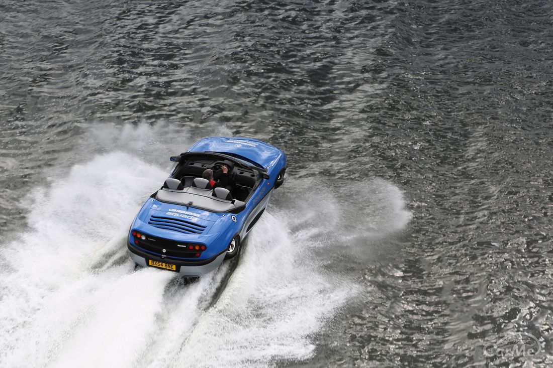 夏のレジャーで乗りたい イギリス生まれの水陸両用車