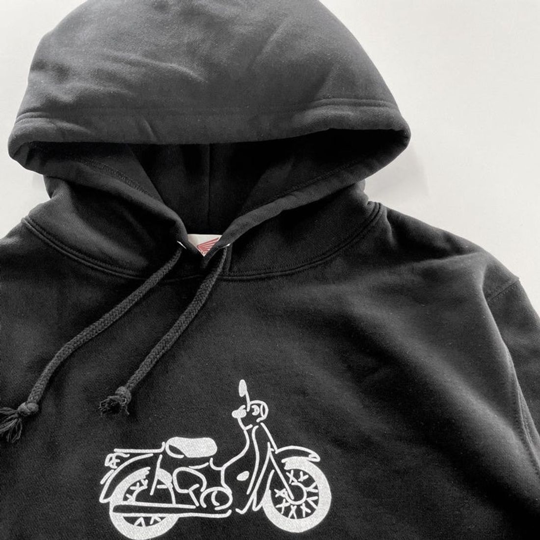 手描きタッチのスーパーカブ・パーカーが登場