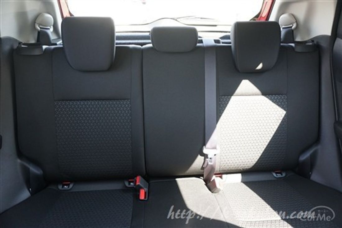 後部座席にスライド機能は付いている スイフトの内装レビュー