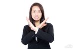 バツ印をだす女性の写真