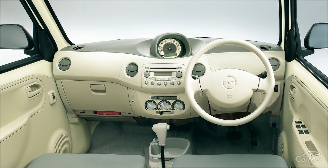 ダイハツ エッセにはボディカラー同色のインテリアが用意されていた ダイハツ エッセの長所をご紹介の写真 1枚目