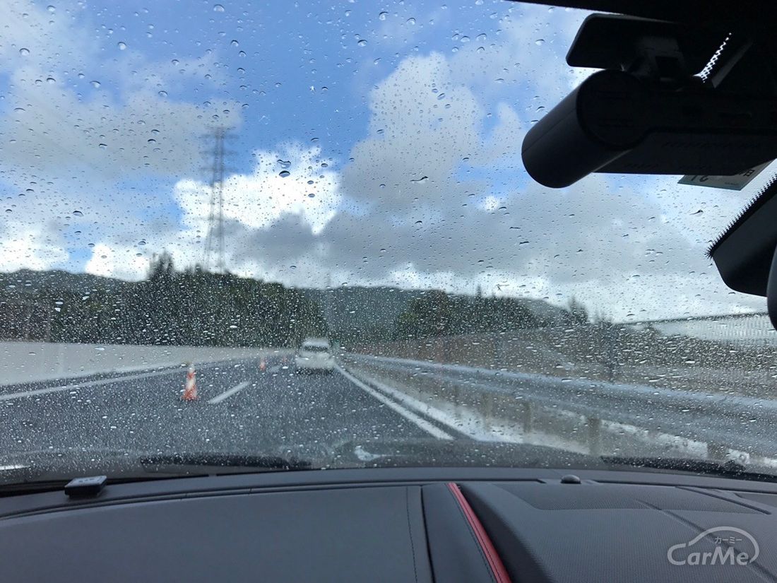 フロントガラス 雨 曇り