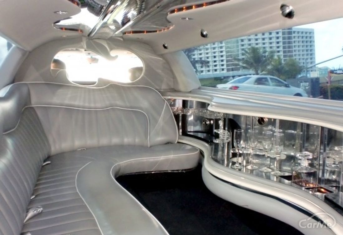 リムジンを普通免許で運転できるって本当 By 車選びドットコム