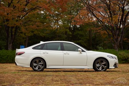 15代目に進化したトヨタ クラウン 先代クラウンとの違いはどこにある 車ニュース 中古車情報 中古車検索なら 車選びドットコム 車選び Com