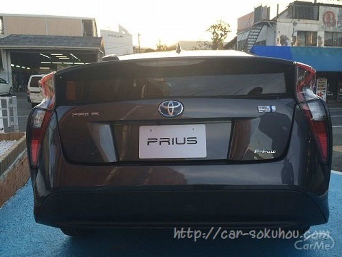 トヨタ プリウス 2016
