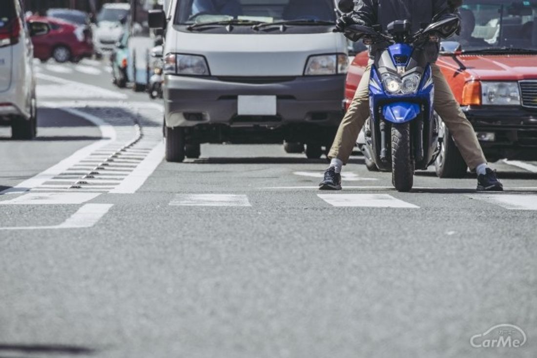 バイクや自転車のすり抜けでドアミラーに傷が 泣き寝入りするしかないの 車ニュース 中古車情報 中古車検索なら 車選びドットコム 車選び Com