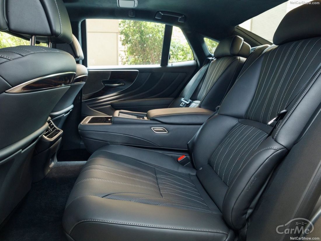 レクサス 5代目lsのリアシートはもはや移動するリビング 贅を尽くした快適装備とオプションをご紹介