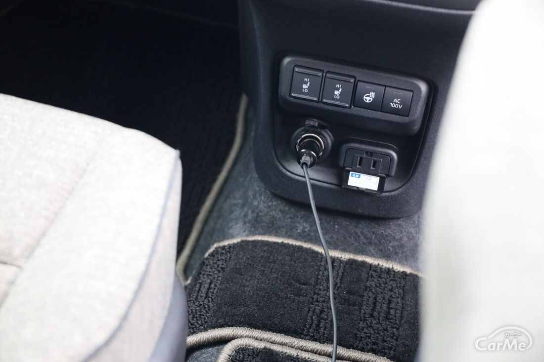 電源はシガーソケットに差し込む