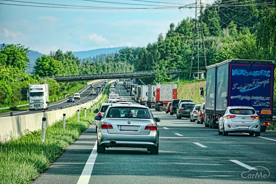 高速道路の車