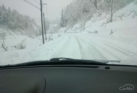 新雪にご注意を 雪道にはまった時の脱出法 By 車選びドットコム