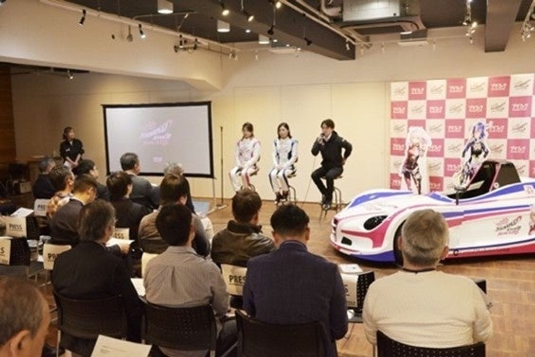 女性レーシングカードライバーの育成とサポートを目指すプラチナムファクトリー 女性ドライバーによるレーシングチーム「HI…