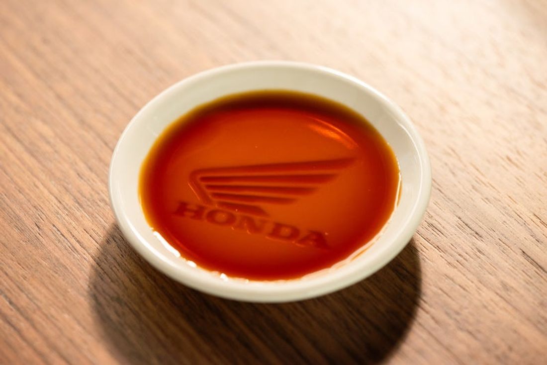 【ロゴが浮かび上がる!】HONDAのウイングマークしょうゆ皿が予約販売開始。(2024年3月~)