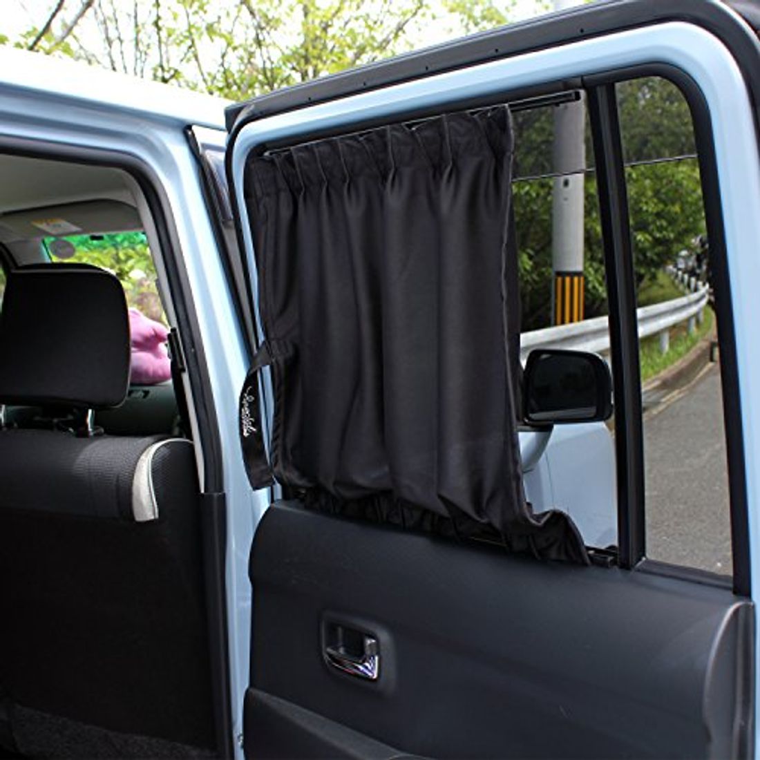 おすすめの車用カーテンを紹介 日よけ効果など3つの効果を解説の写真 10枚目