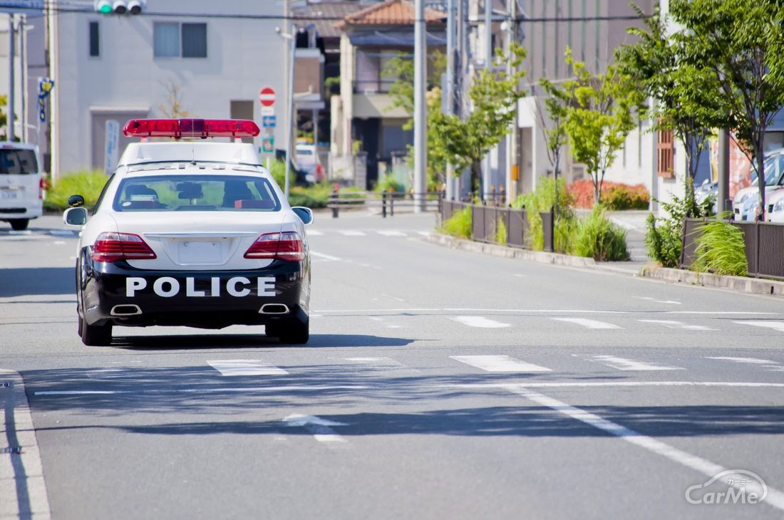 前方にパトカー発見 追い越していいの