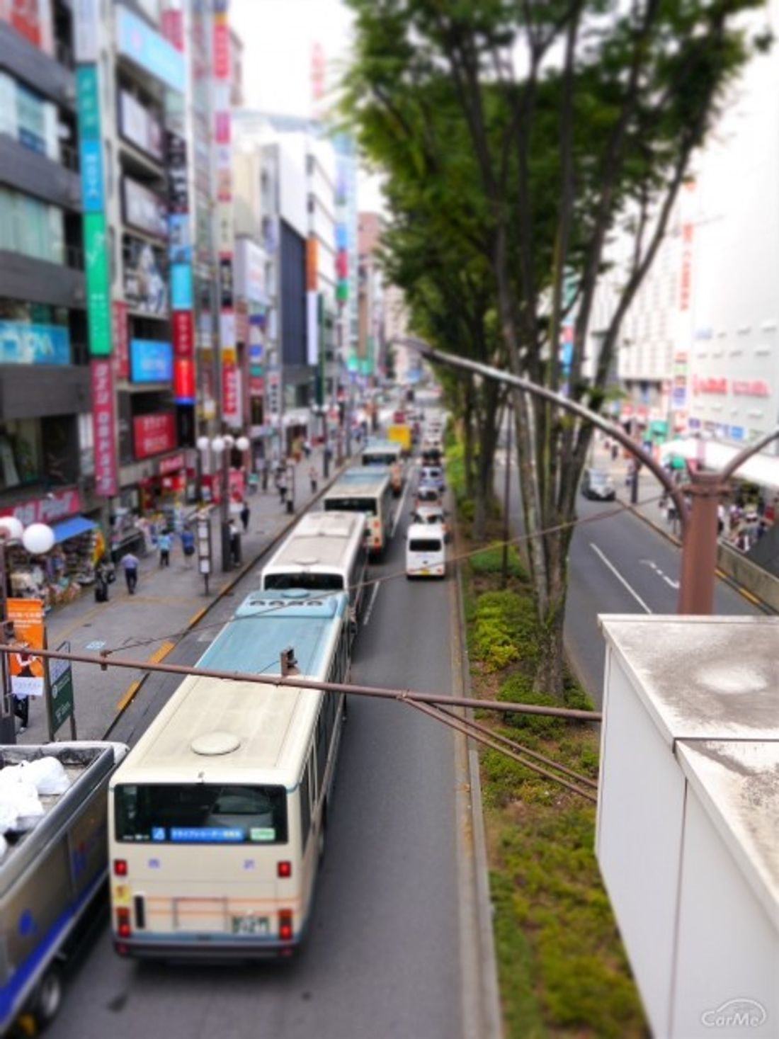 バスはなんで信号待ちのときに エンジンを止めるの