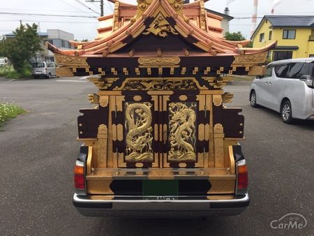 親指隠せ 金色に輝く宮型霊柩車の姿を見かけなくなった理由 車ニュース 中古車情報 中古車検索なら 車選びドットコム 車選び Com 親指隠せ 金色に輝く宮型霊柩車の姿を見かけなくなった理由 車ニュース 中古車情報 中古車検索なら 車選びドットコム 車選び Com