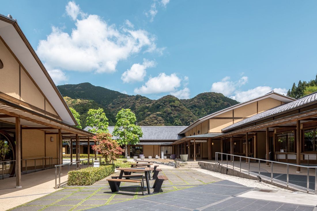 2024年7月11日、旧東海道丸子宿 駿府の工房 匠宿の隣に1HOTELがオープン。ペットフレンドリーなエリアとして、…
