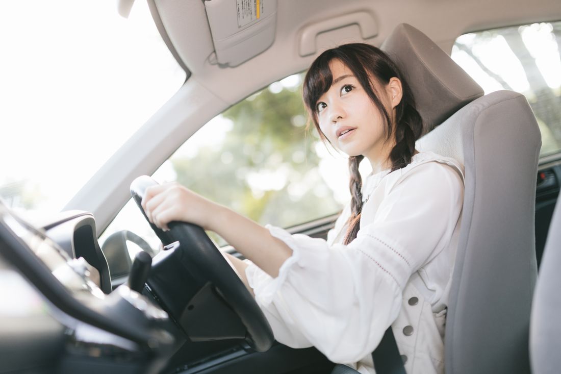 運転する女性