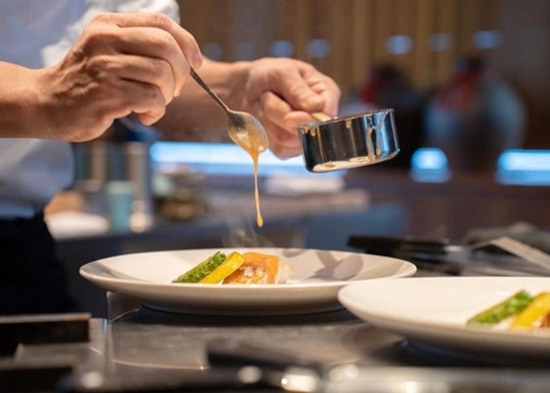 【HIYORIオーシャンリゾート沖縄】シェフのパフォーマンスが美食の夜を演出 鉄板焼きを楽しむ新しいスタイルのディナー…