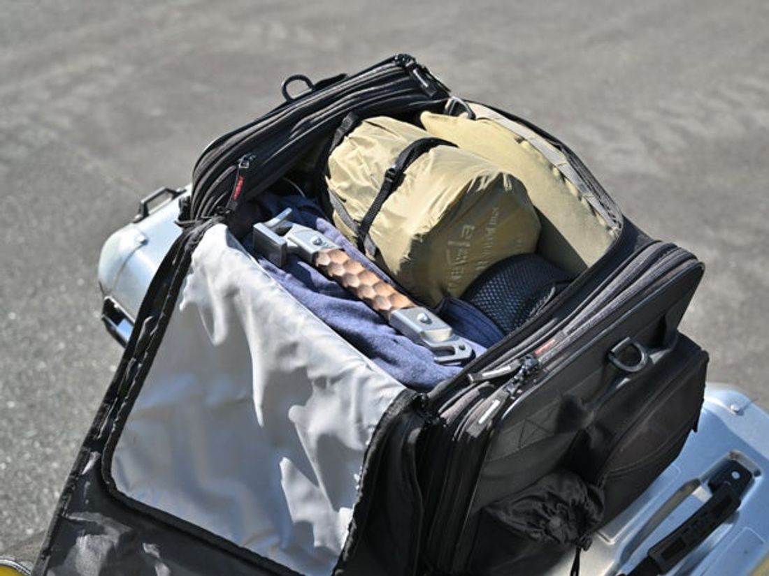 ありそうでなかった！！バイクキャンパーの収納ストレスを軽減する最適なI型ペグハンマーの一般発売開始！